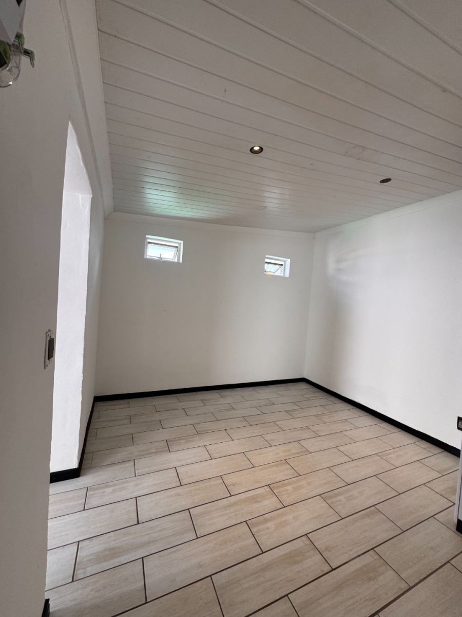 To Let  Bedroom Property for Rent in Goodwood Central Western Cape